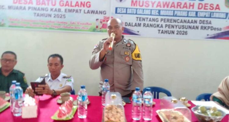 Pemerintah Kecamatan Muara Pinang bersama pemerintah desa dan unsur Forum Komunikasi Pimpinan Kecamatan (Forkopimcam) menggelar rangkaian Musyawarah Desa (Musdes) di dua desa sekaligus, yakni Desa Muara Timbuk dan Desa Batu Galang. Agenda berlangsung pada Rabu (03/12/2025). Foto: Istimewa